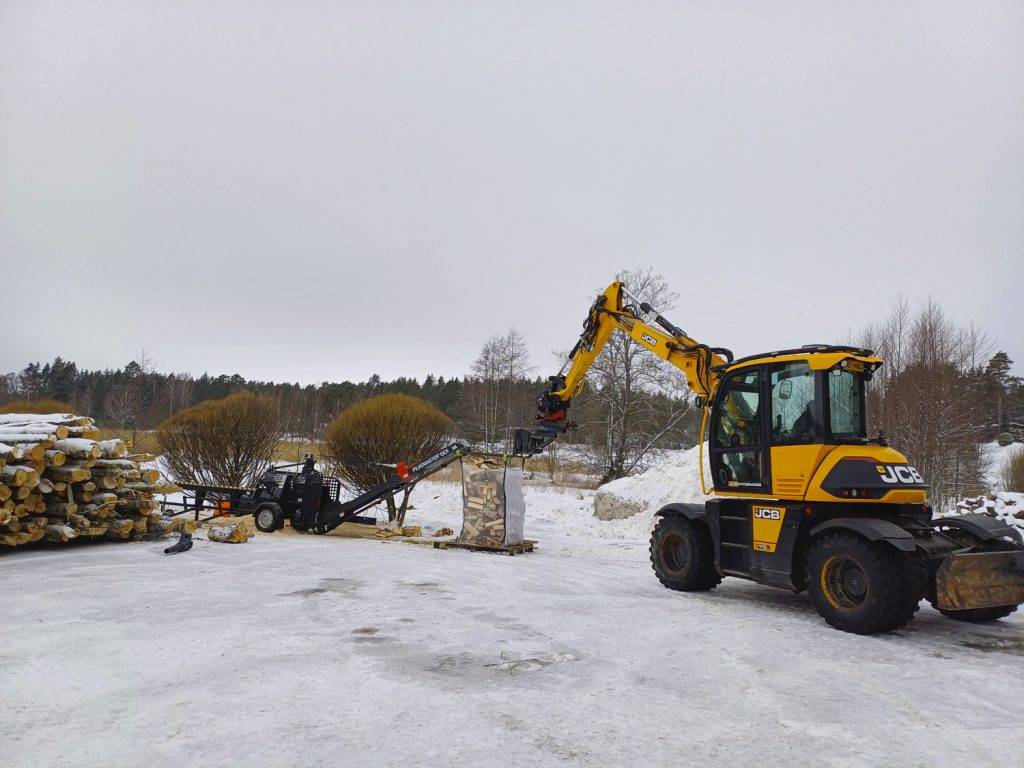 Siirrettävä klapikone ja kaivuri. Rakennus- ja maanrakennuspalvelut Fixmedi Oy.