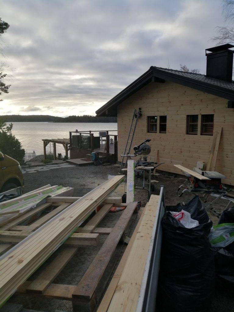 Kesämökin lisälämmöneristys ja julkisivuremontti. Fixmedi Oy.