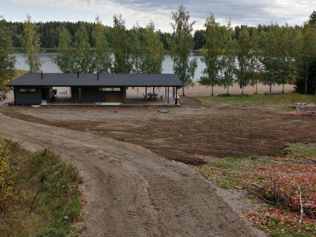 Hiekkarannan ja nurmikon tekoa. Fixmedi Oy.